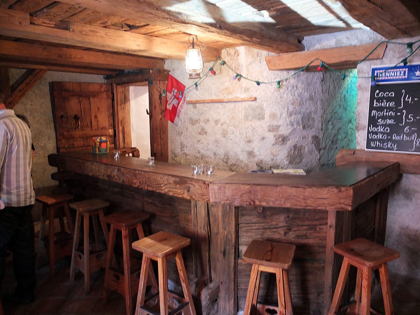 Carnotzet avec bar en bois et murs en pierre