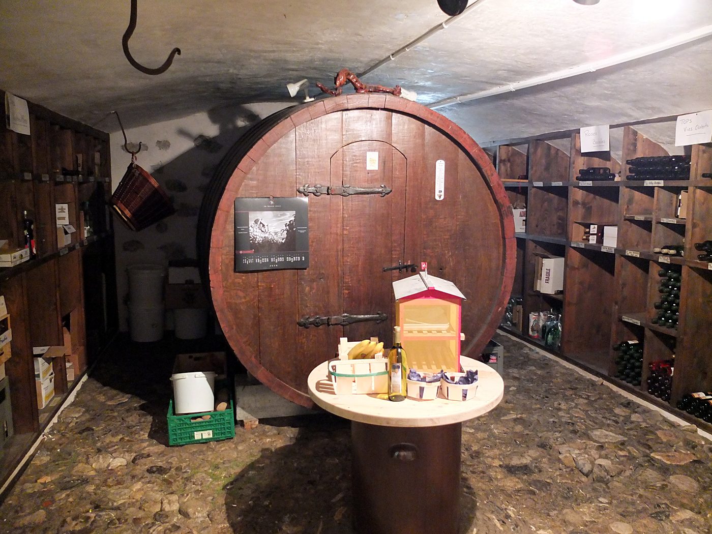 Cave voûtée avec un grand tonneau ancien