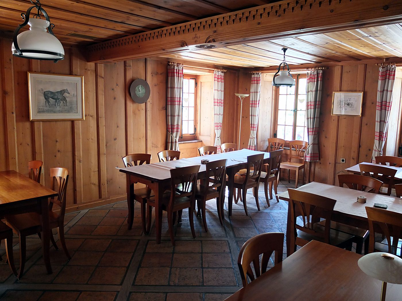 Salle du café aux rideaux à carreaux et boiseries