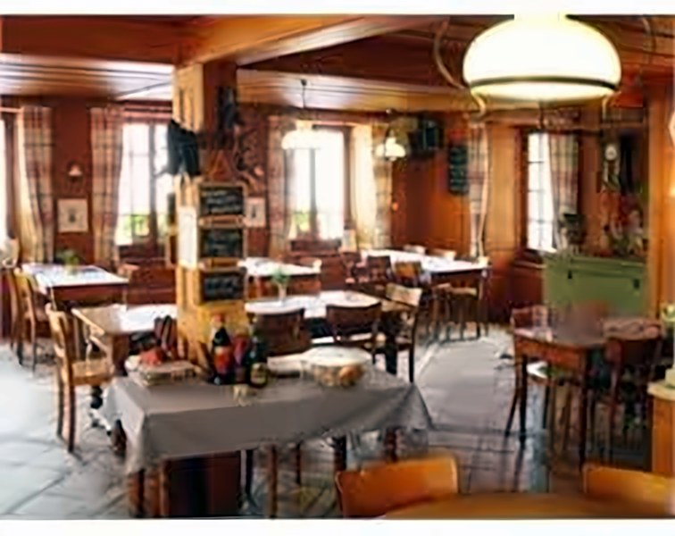 Salle du restaurant avec nappes et luminaires anciens