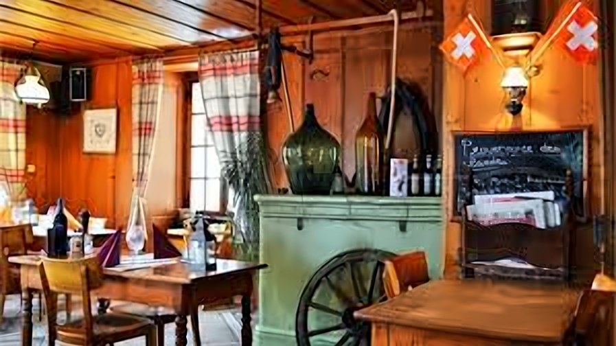 Coin bistrot avec poêle vert et décor d'époque