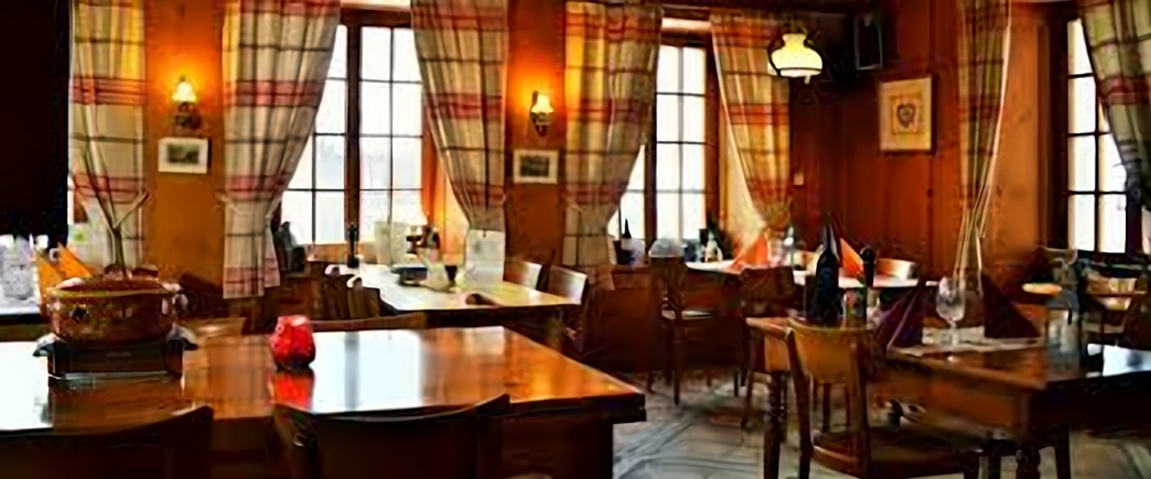 Salle aux rideaux à carreaux et boiseries